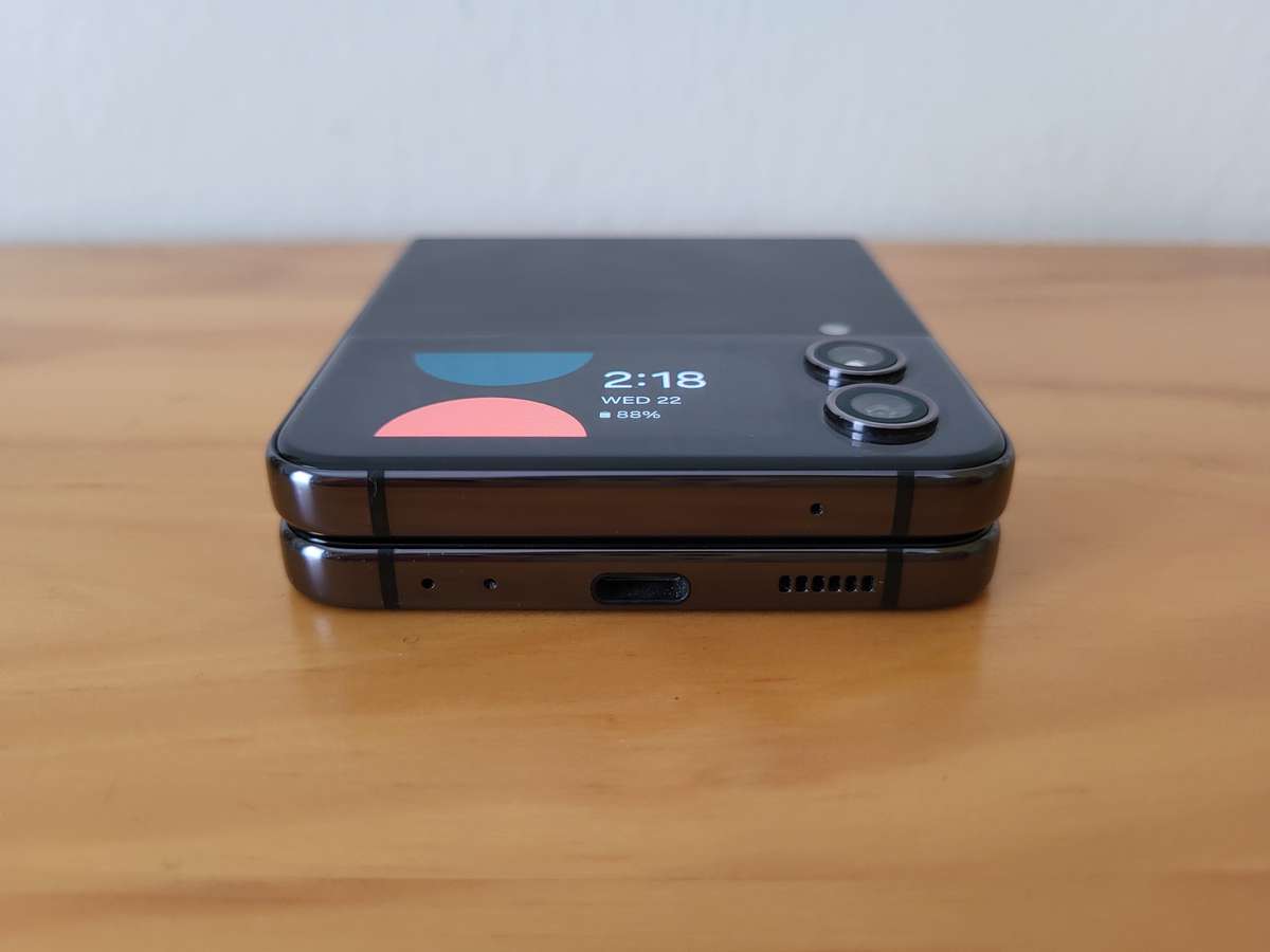 MINT SAMSUNG Z FLIP 4 256GB | BOXED WITH ACCESSORIES