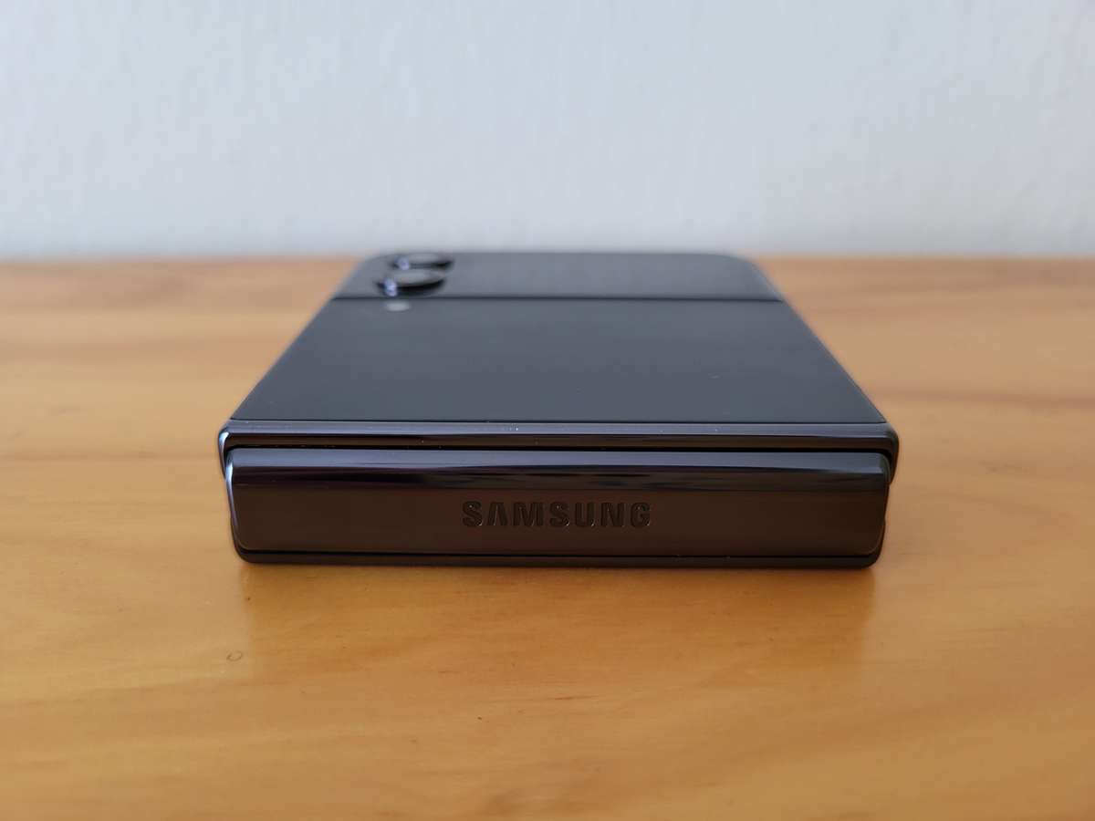 MINT SAMSUNG Z FLIP 4 256GB | BOXED WITH ACCESSORIES