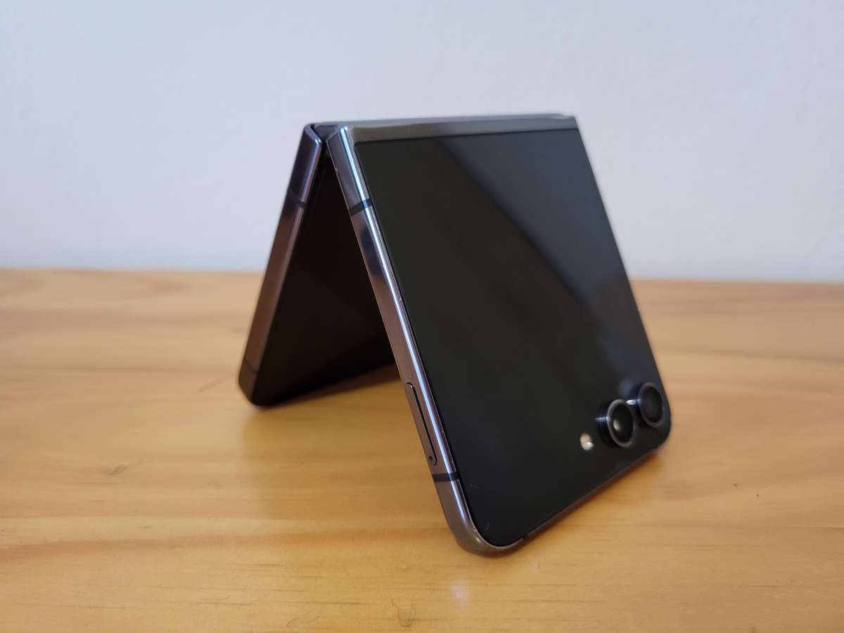 Samsung Z Flip 5 256GB + Extras