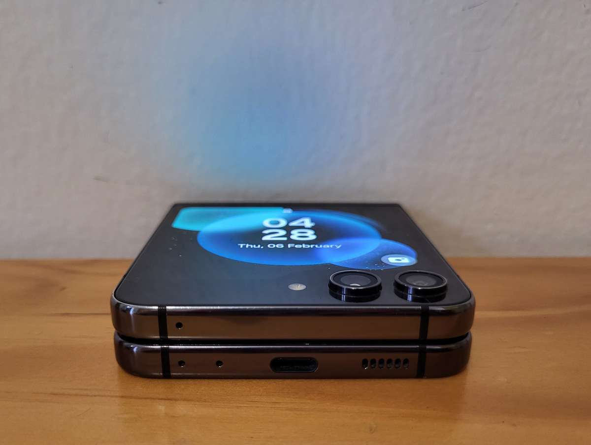 Samsung Z Flip 5 256GB + Extras