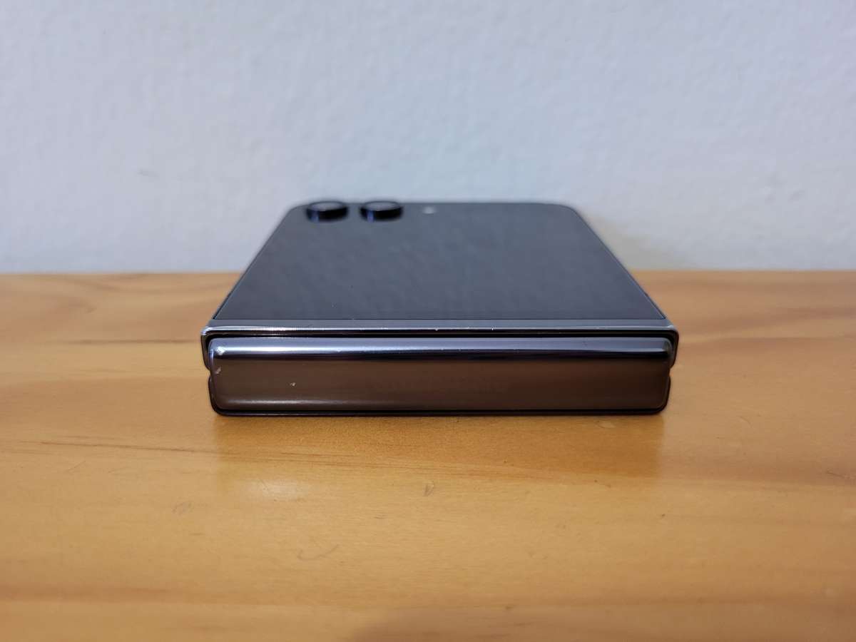 Samsung Z Flip 5 256GB + Extras