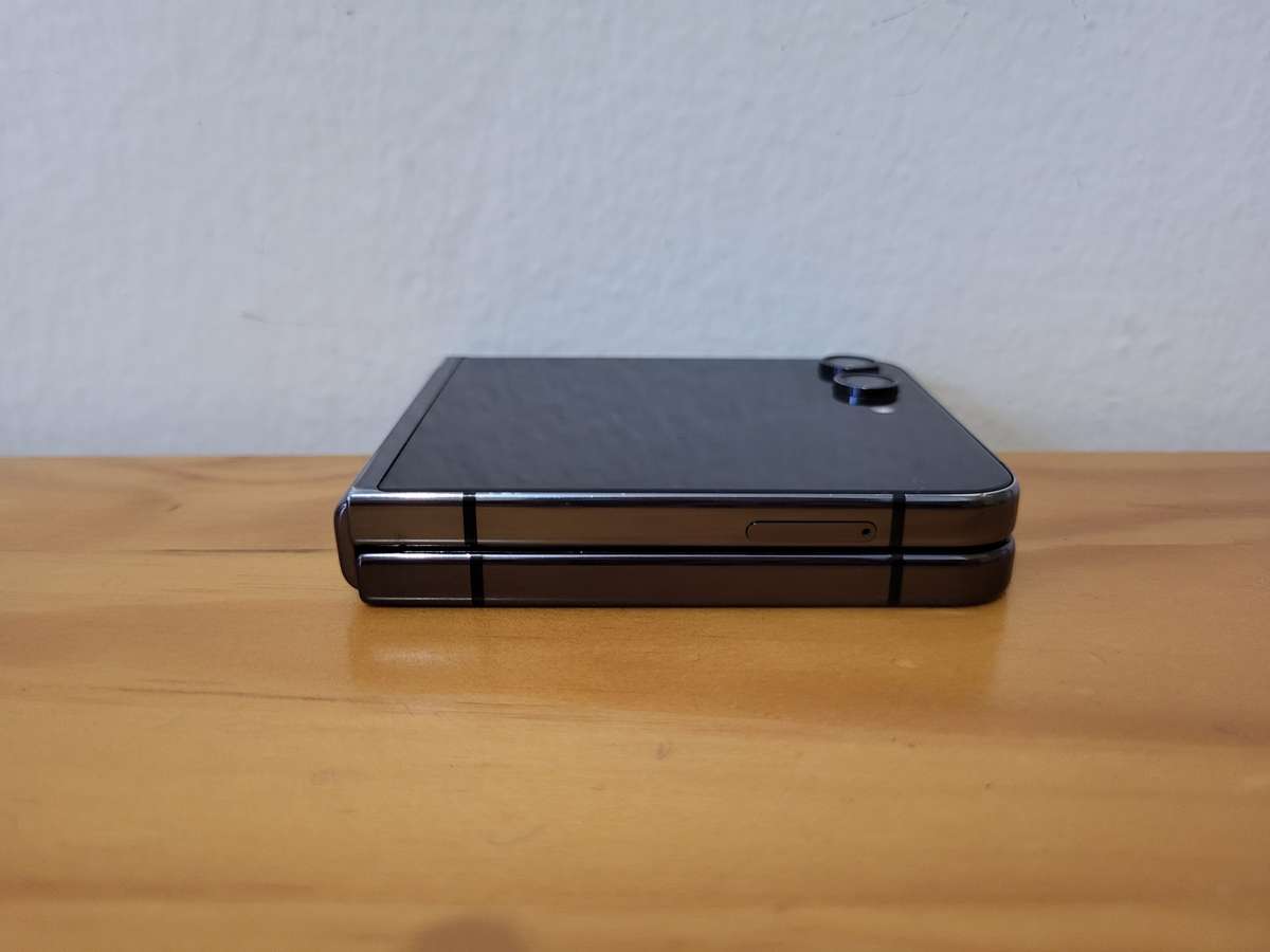 Samsung Z Flip 5 256GB + Extras