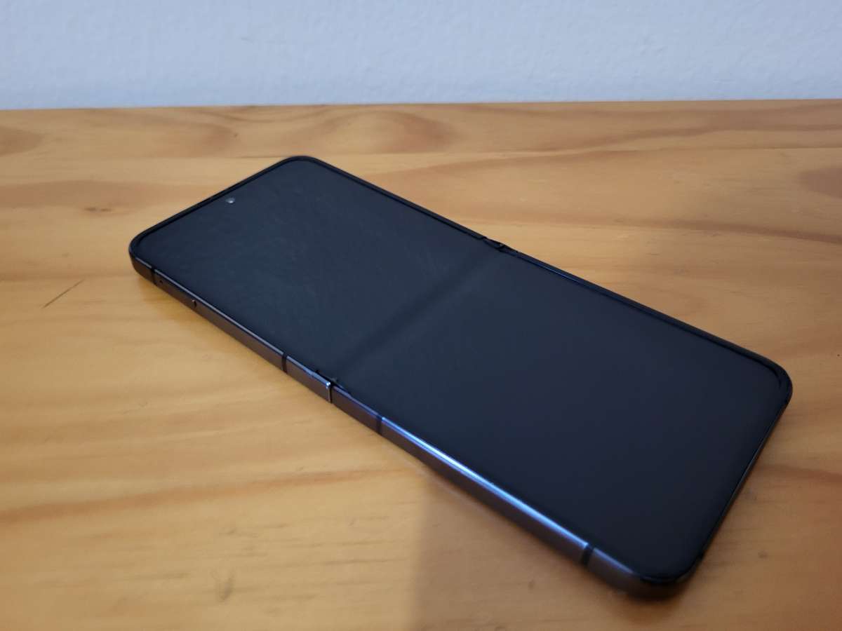 Samsung Z Flip 5 256GB + Extras