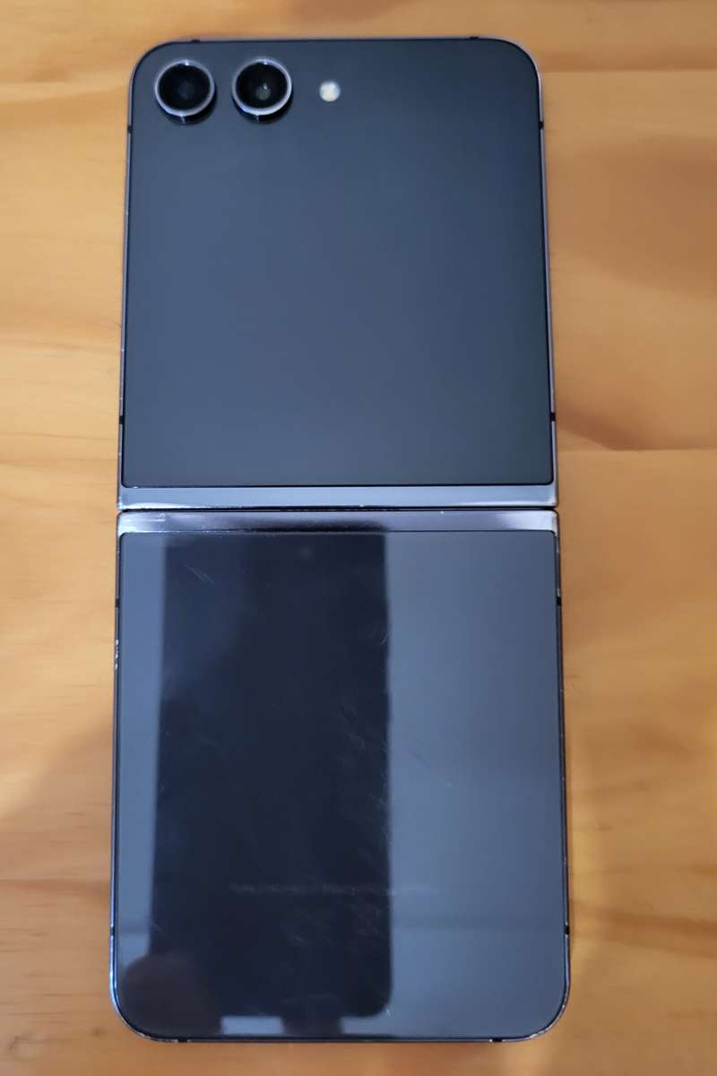 Samsung Z Flip 5 256GB + Extras