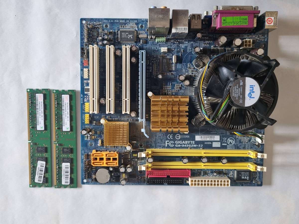 Gigabyte GA-945GZM-S2 mother board with 2 x Sticks of memory