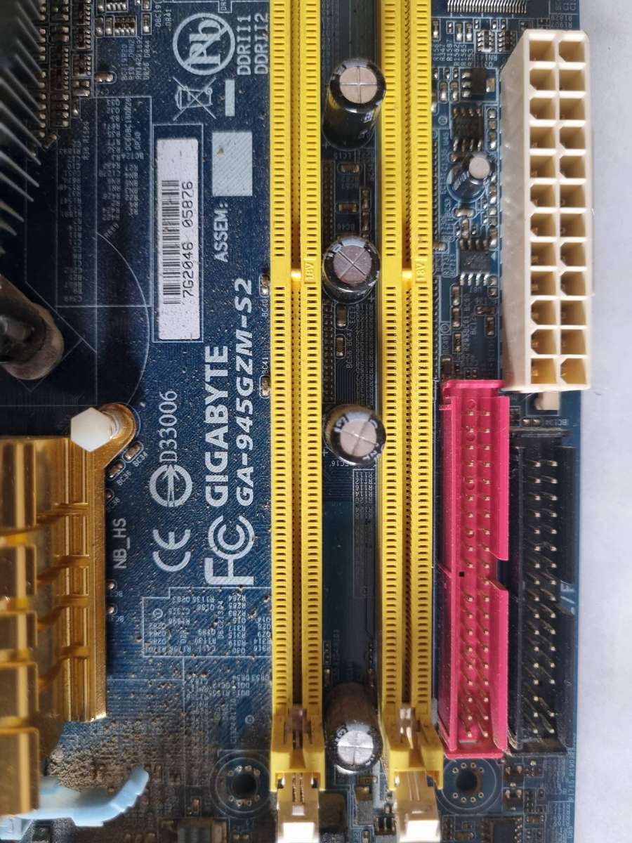 Gigabyte GA-945GZM-S2 mother board with 2 x Sticks of memory