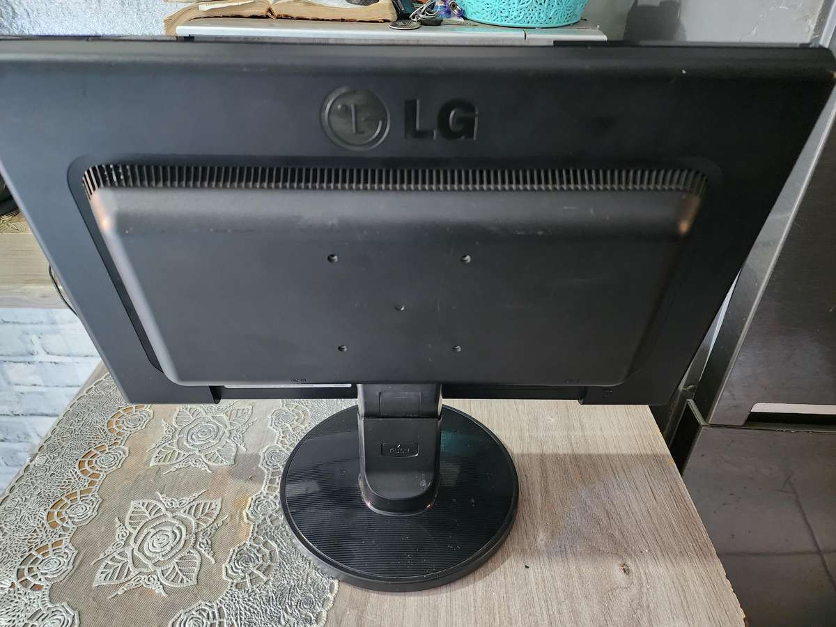 LG FLATRON W1941S PF LCD WIDESCREEN MONITOR