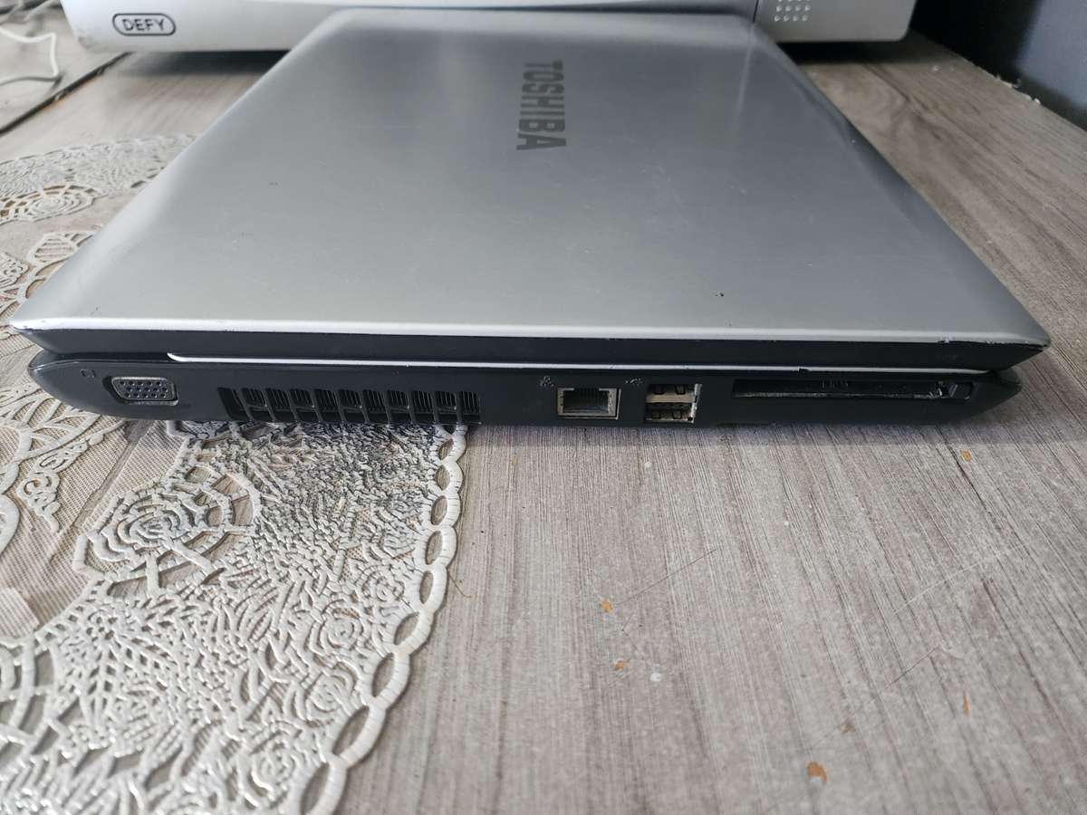 TOSHIBA SATELITTE L300 LAPTOP FOR SPARES OR REPAIRS
