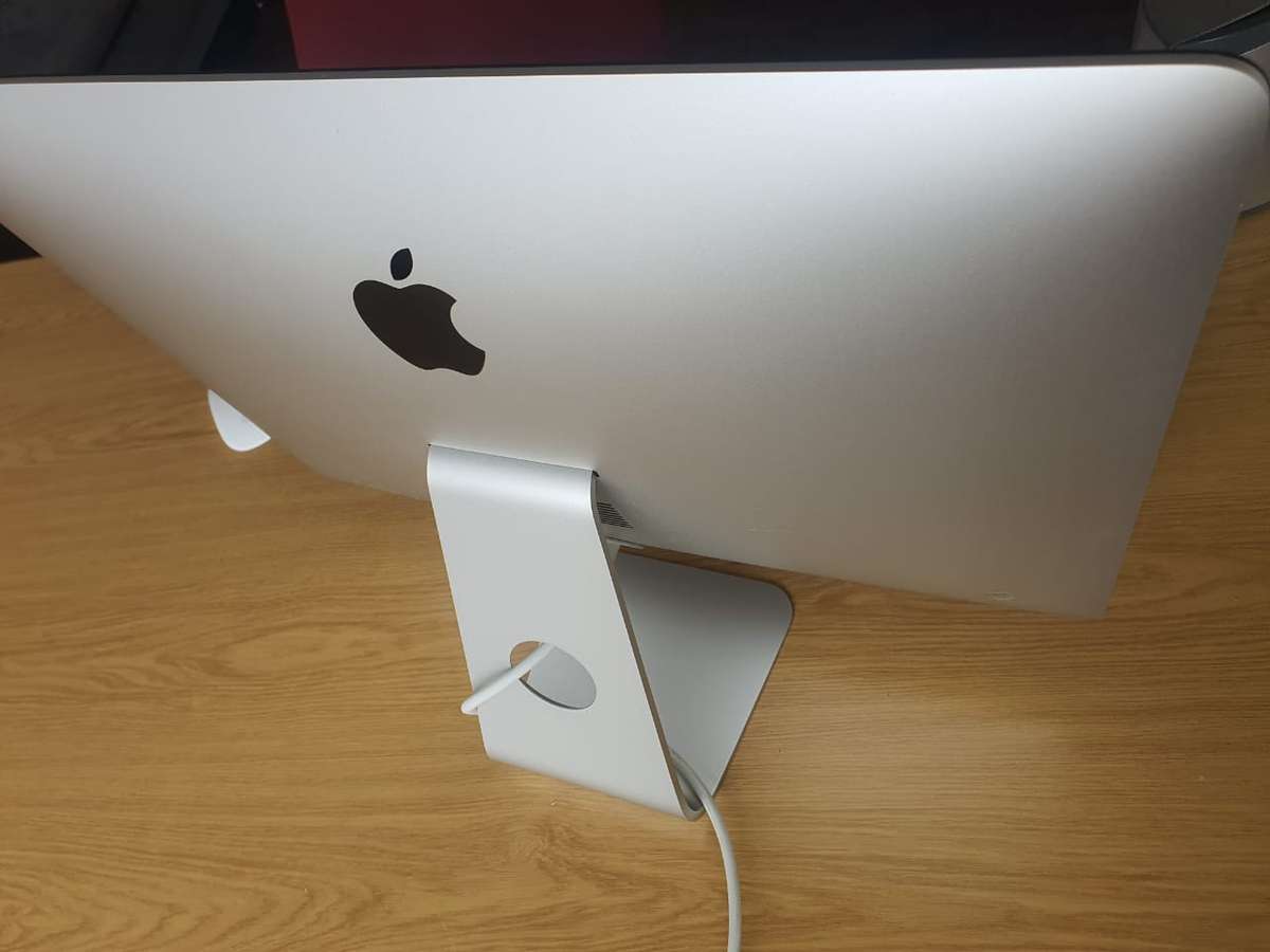 Apple iMac 21.5 Inch Late 2015 Intel Core i5 1TB HDD/8GB RAM