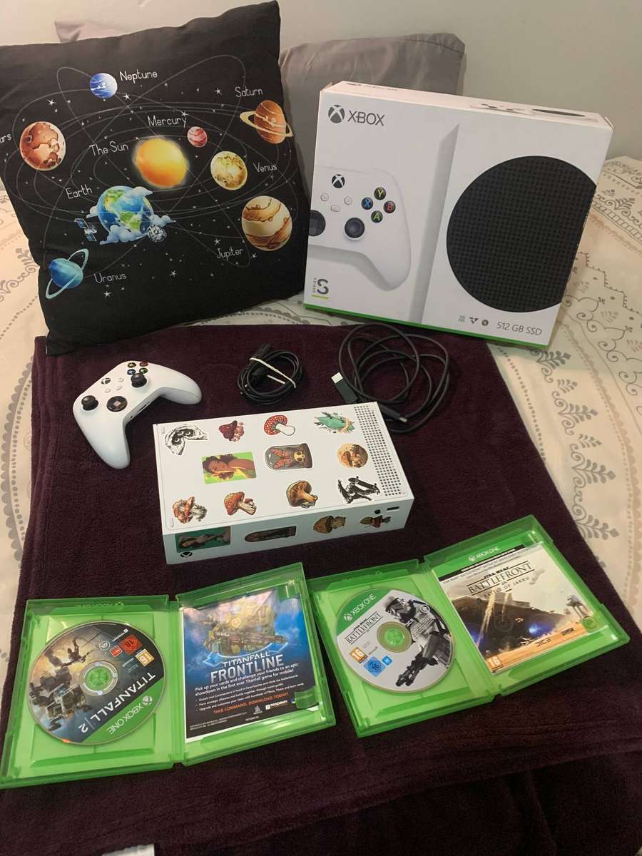 Xbox Series S 512GB Lady Owned Boxed Bundle + Refurbished Controller & 2 Games