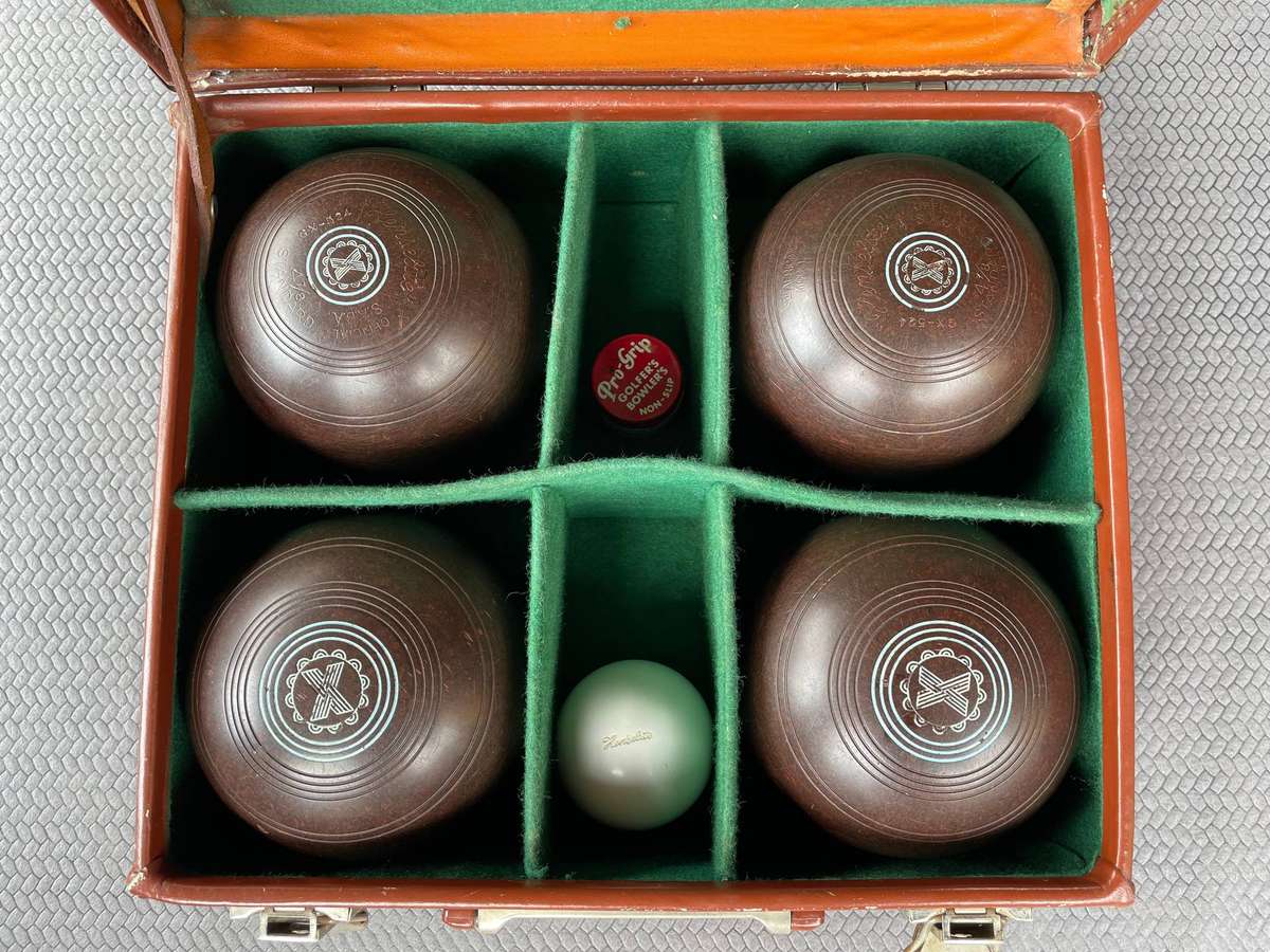 Henselite vintage brown lawn bowl Size: 4 7/8 Super-Grip
