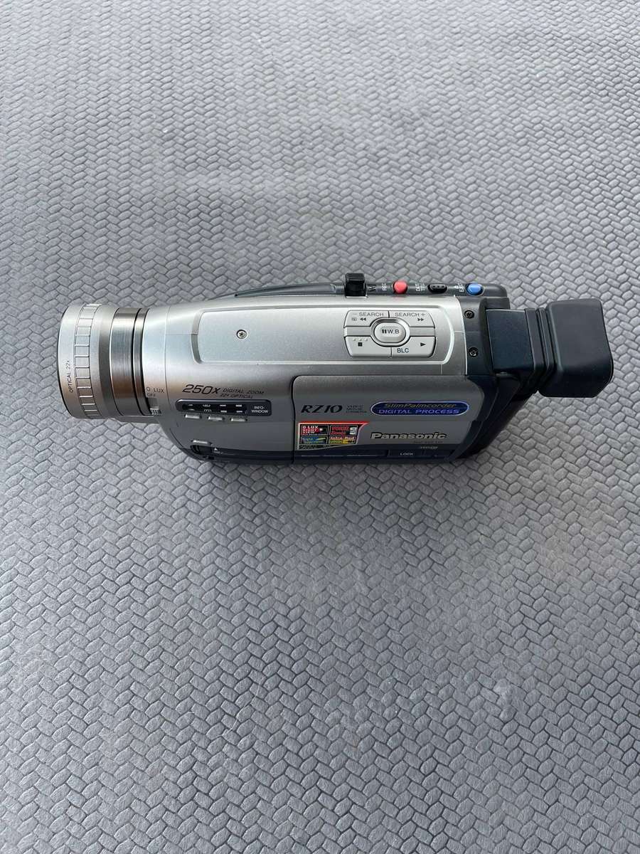 PANASONIC NV-RZ10 VIDEO CAMERA + 1 X BATTERIES + 2 X TAPES + CHARGER