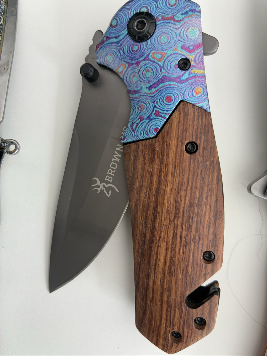 Collection of 8 pocket knives