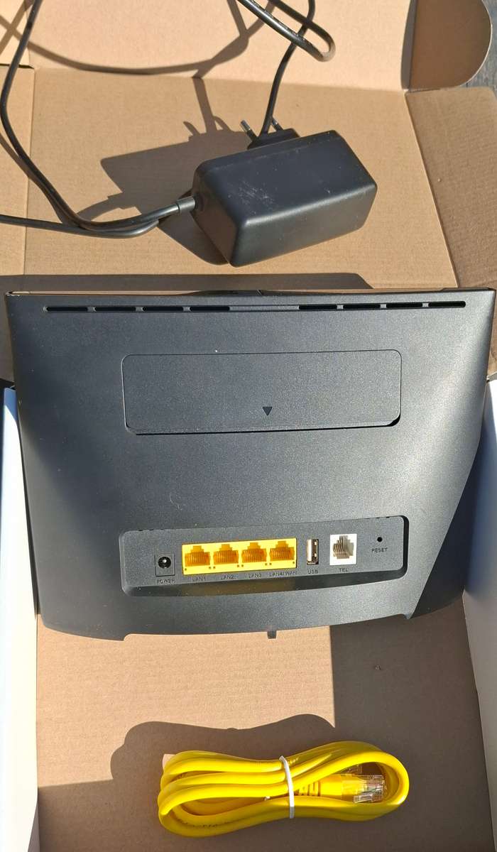 Huawei B525 4G LTE WiFi router **Just insert SIM card and power on**