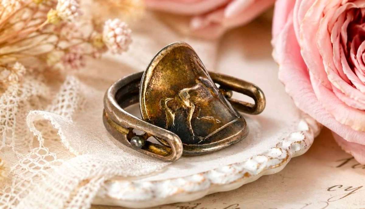 Vintage Venice International Foundation ring