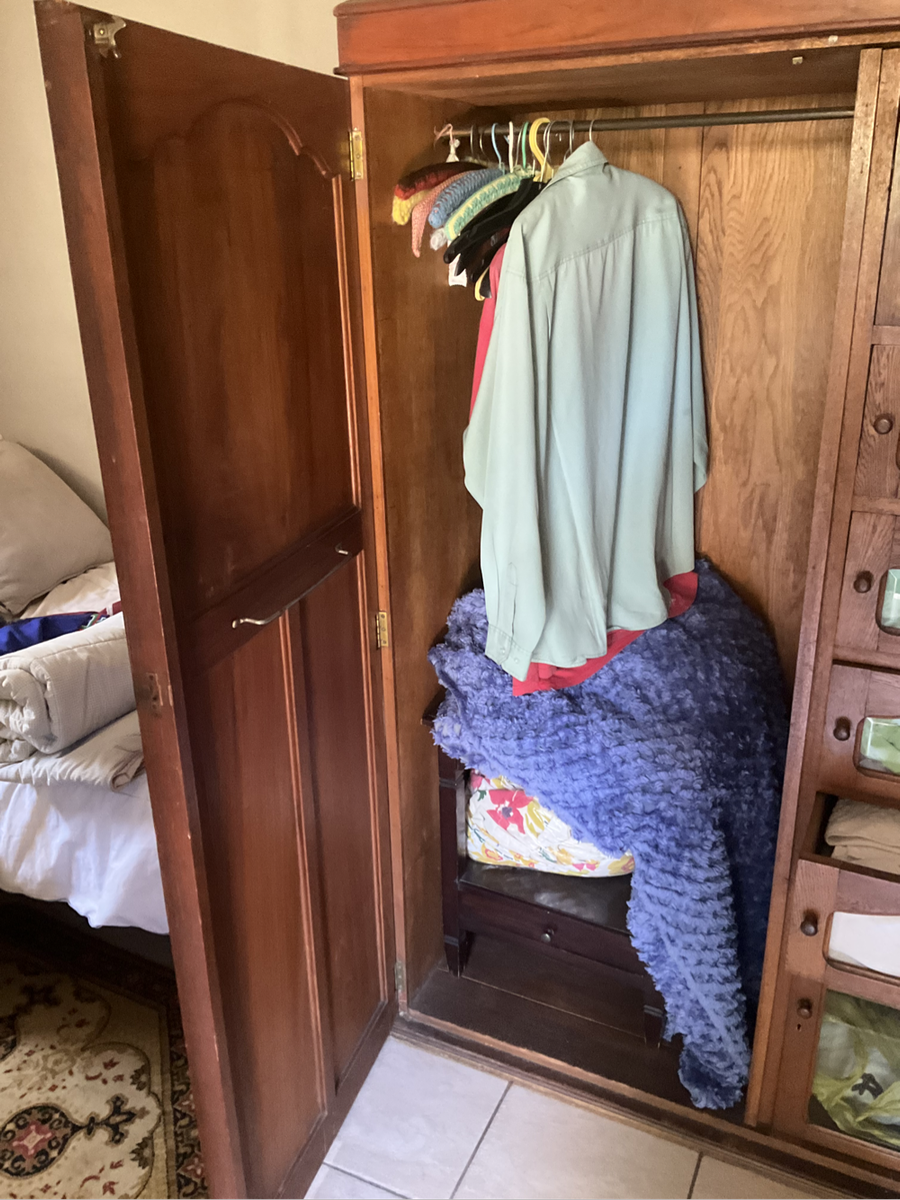 SINGLE WOODEN WARDROBE