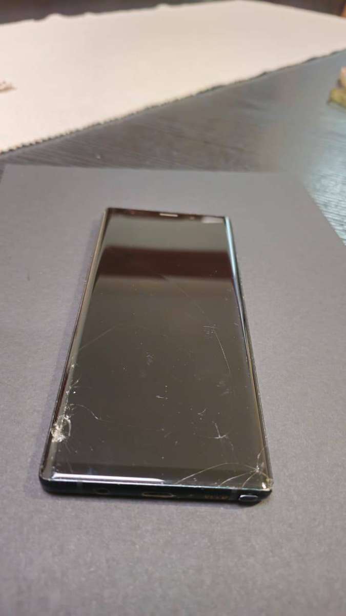Samsung Note 9 with fast charger and Wirless charger