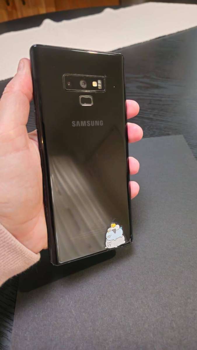 Samsung Note 9 with fast charger and Wirless charger