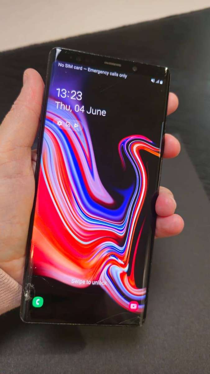 Samsung Note 9 with fast charger and Wirless charger