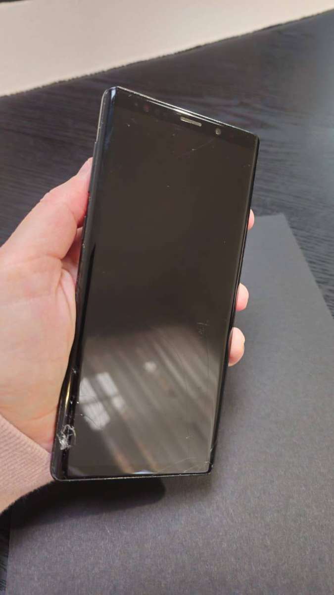 Samsung Note 9 with fast charger and Wirless charger