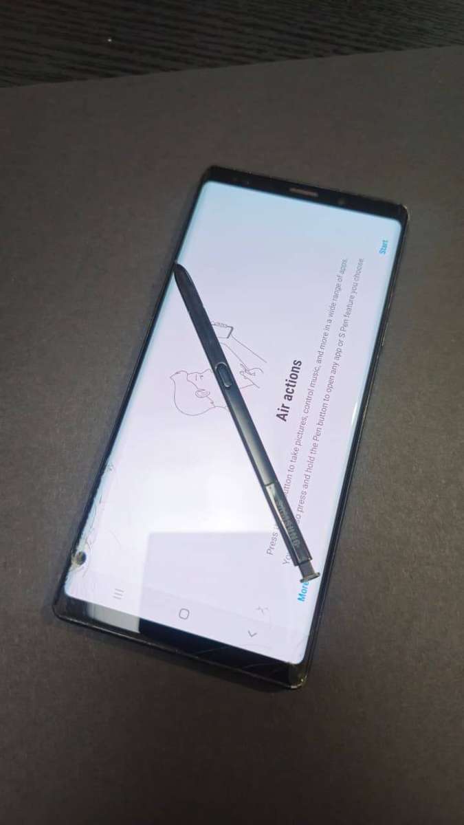 Samsung Note 9 with fast charger and Wirless charger