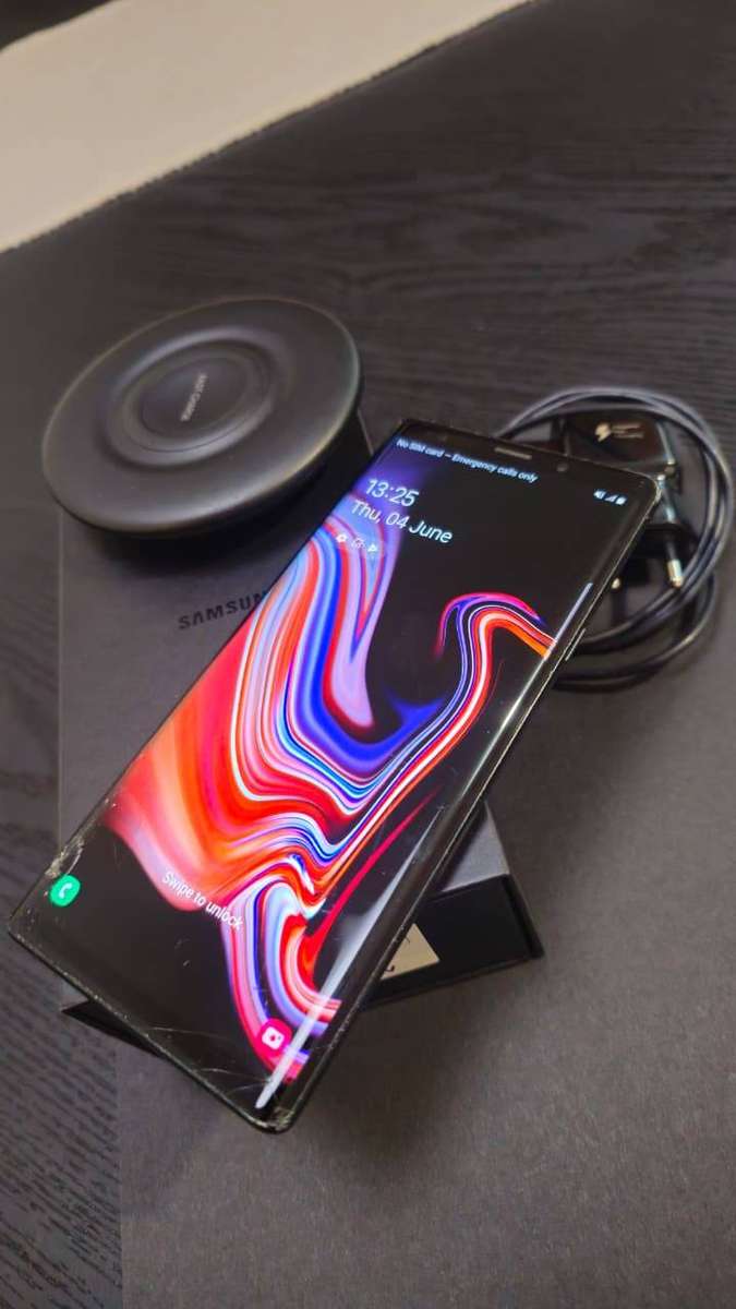 Samsung Note 9 with fast charger and Wirless charger