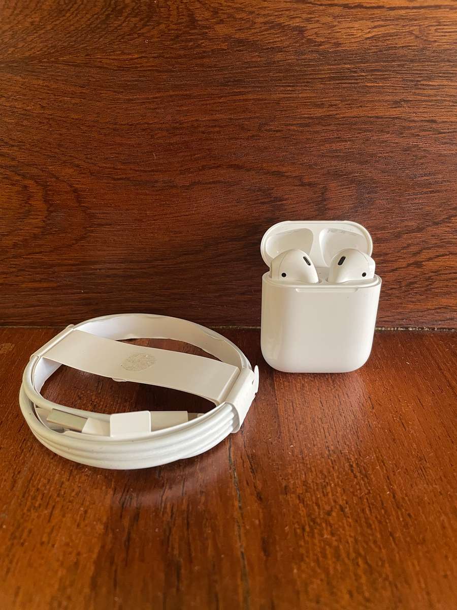 Apple AirPods 2nd Gen - with Lightning Charging Case