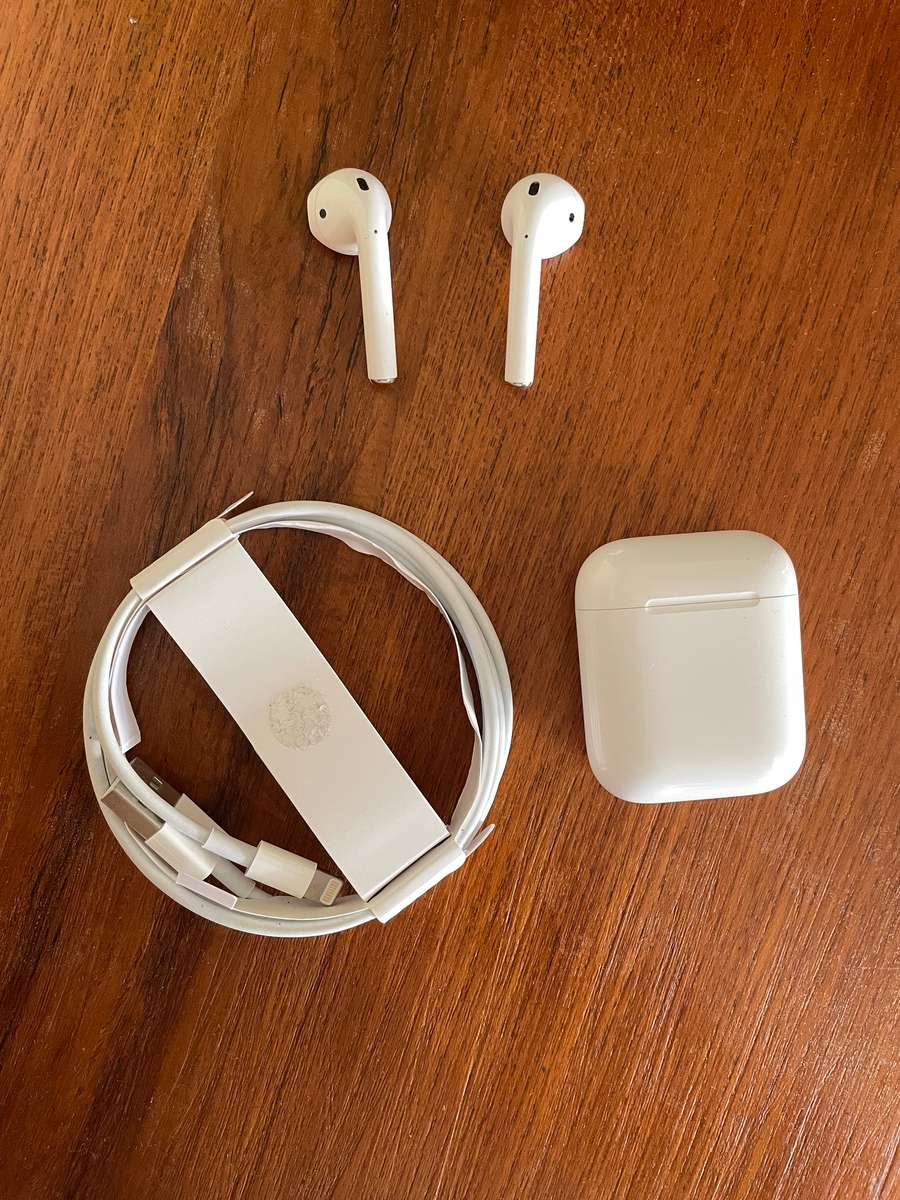Apple AirPods 2nd Gen - with Lightning Charging Case