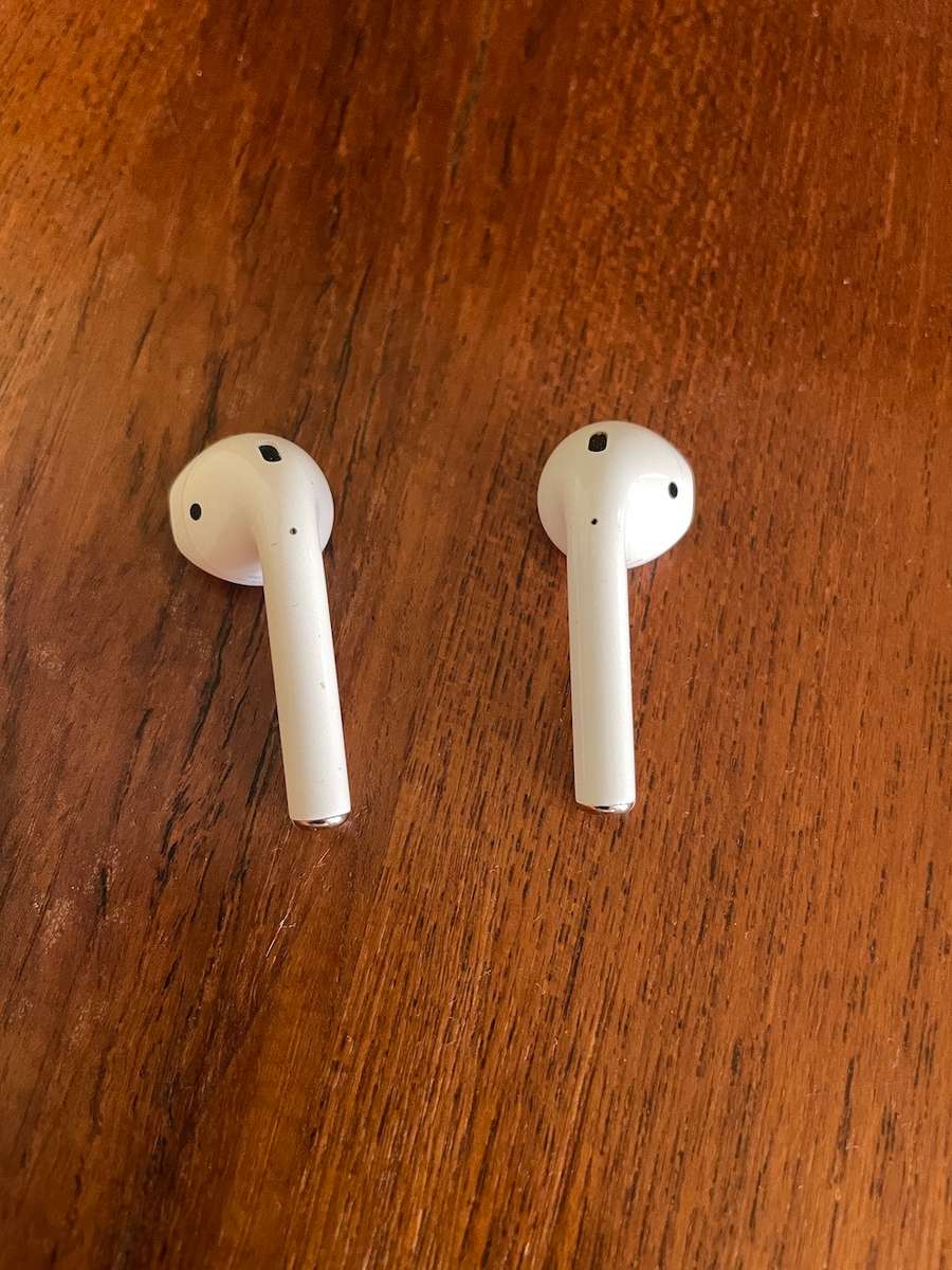 Apple AirPods 2nd Gen - with Lightning Charging Case