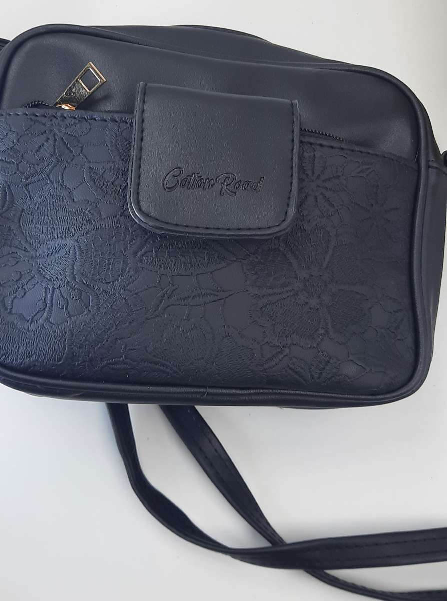 COTTON ROAD SLING BAG IN BLACK