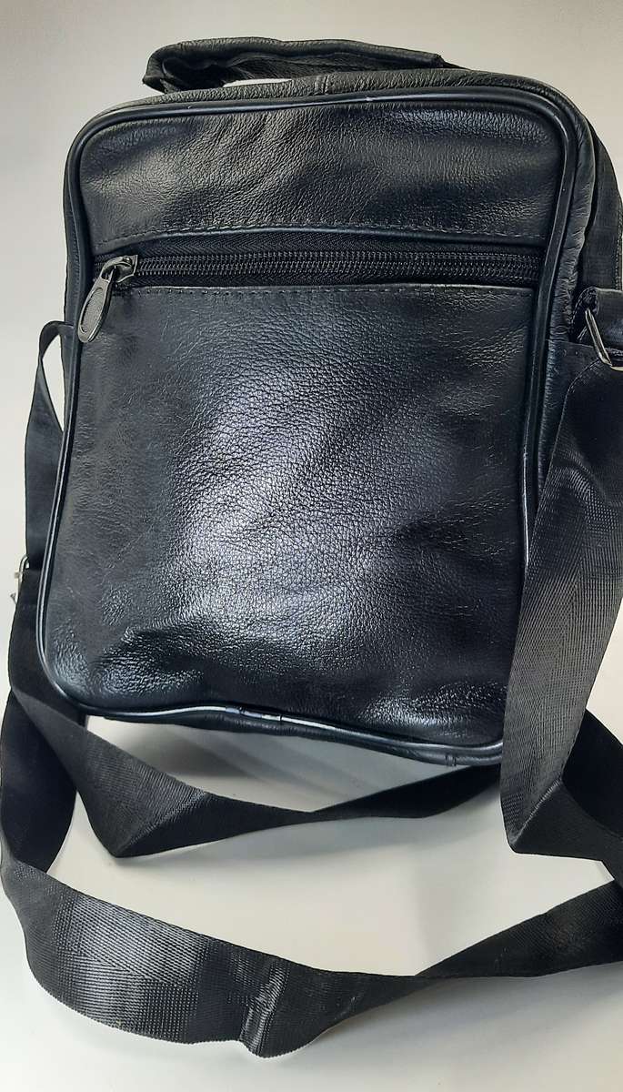 Leather Unisex Crossbody Shoulder Bag! Nice size bag! Excellent quality!