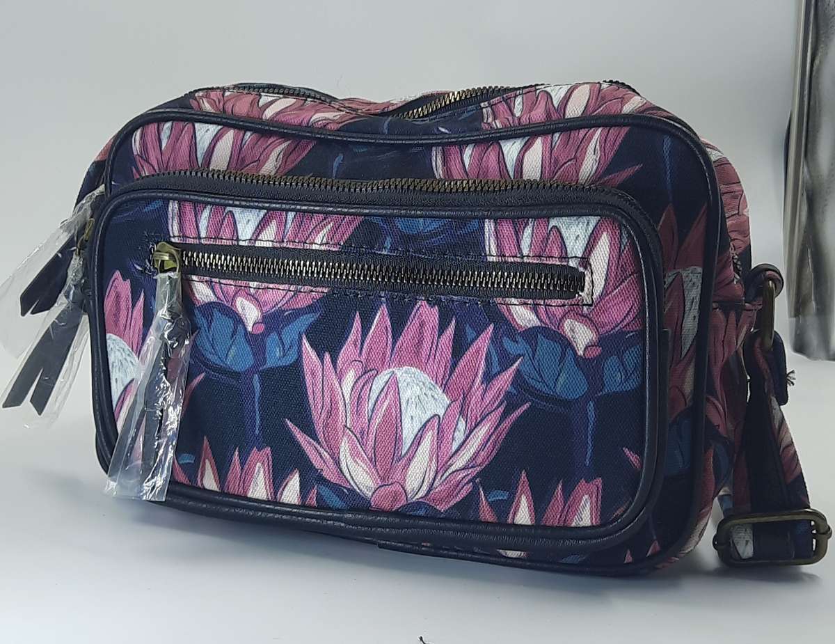 Vivace Shoulder Bag in Pink,black and blue! Protea design! Excellent bag and quality!