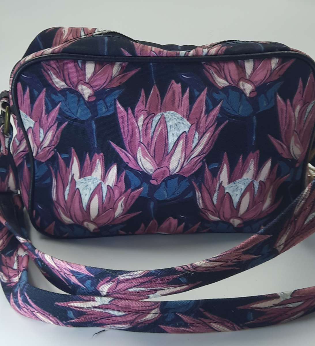 Vivace Shoulder Bag in Pink,black and blue! Protea design! Excellent bag and quality!