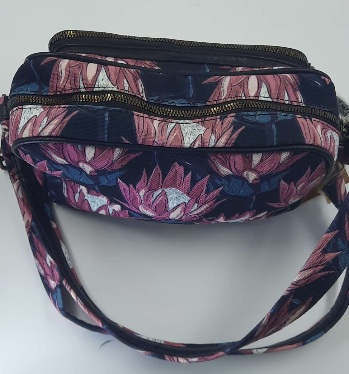 Vivace Shoulder Bag in Pink,black and blue! Protea design! Excellent bag and quality!