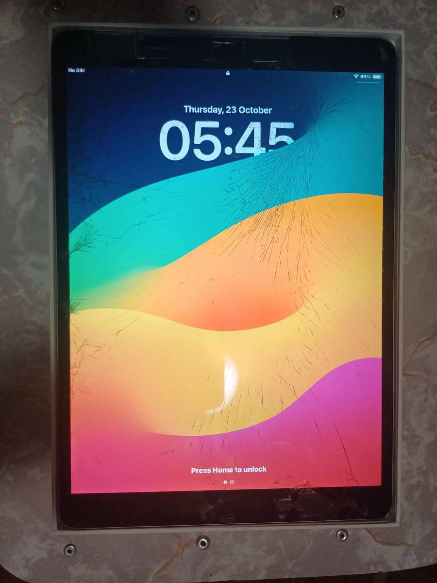 Apple iPad Pro 10.5  (256GB, Wi-Fi+ Cellular)  Broken Screen & Weak Battery