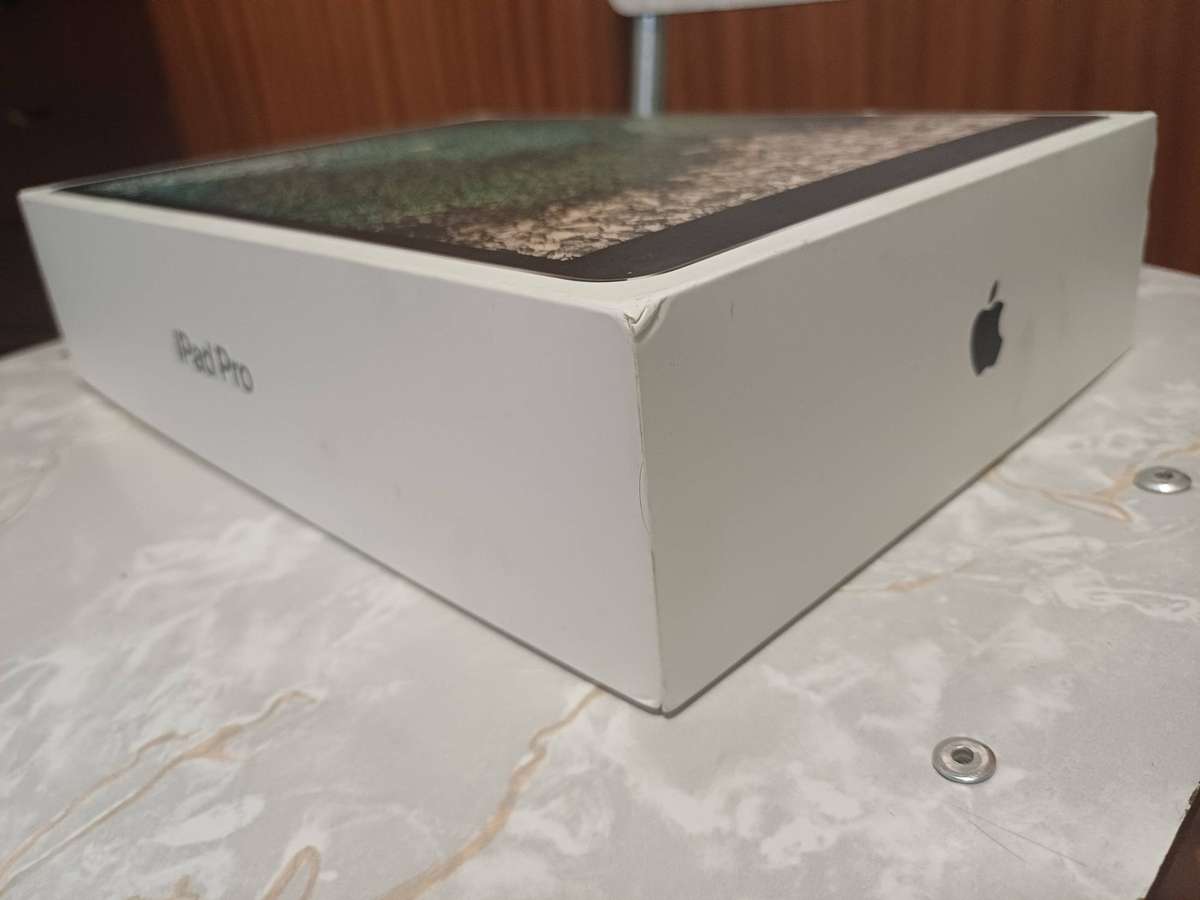 Apple iPad Pro 10.5  (256GB, Wi-Fi+ Cellular)  Broken Screen & Weak Battery