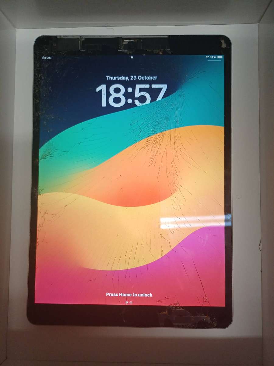 Apple iPad Pro 10.5  (256GB, Wi-Fi+ Cellular)  Broken Screen & Weak Battery