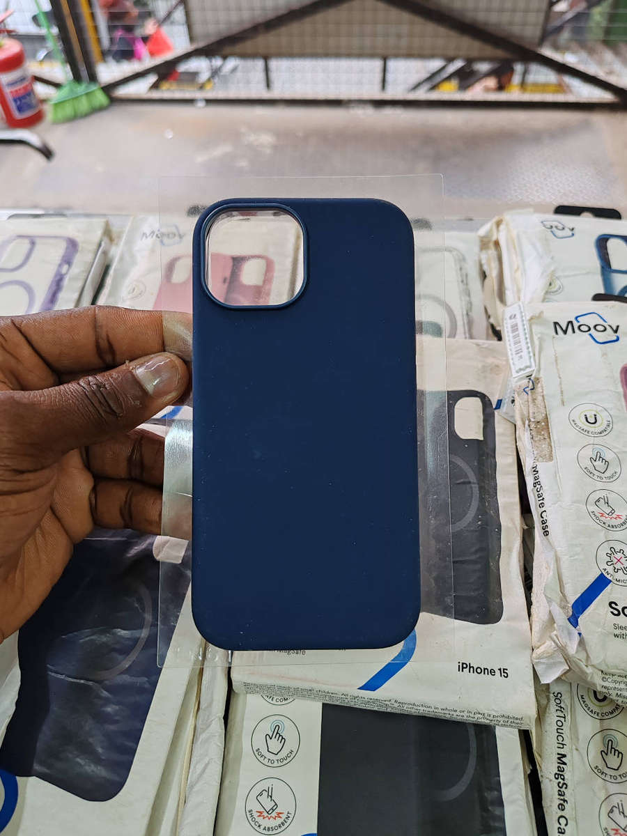 Moov SOFT TOUCH IPHONE 15 POUCH