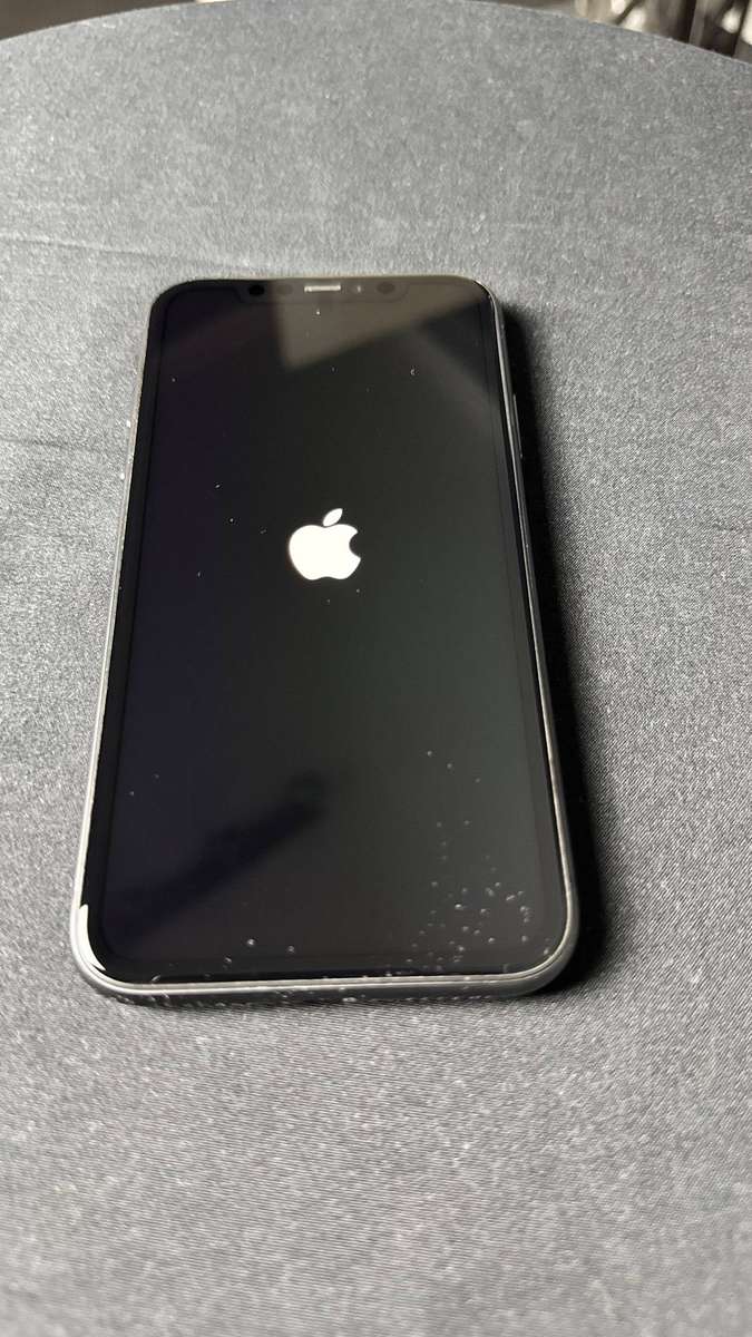 APPLE iPhone 11 64GB  Pre-Owned (100% battery)