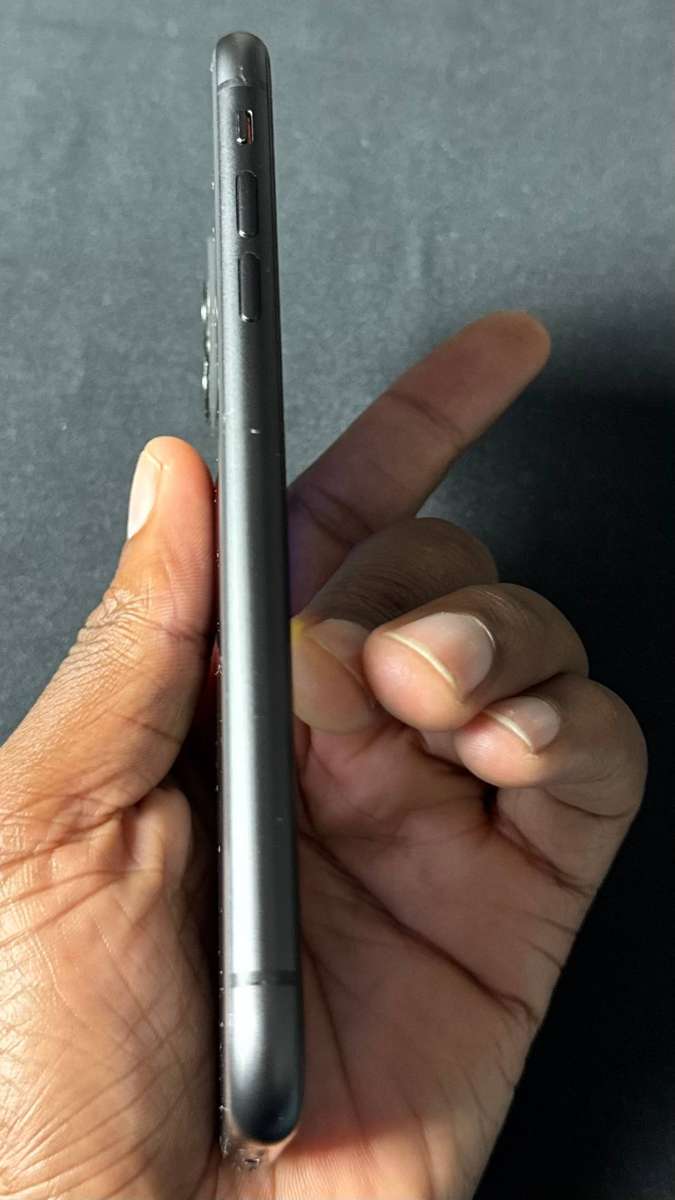 APPLE iPhone 11 64GB  Pre-Owned
