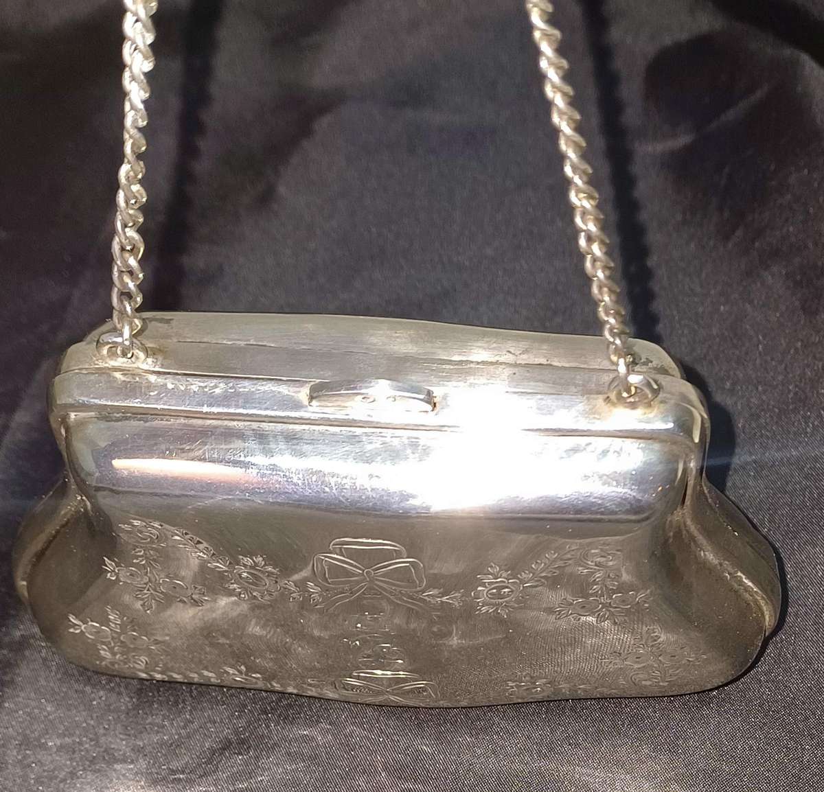 Antique silver coin purse marked with lion facing left