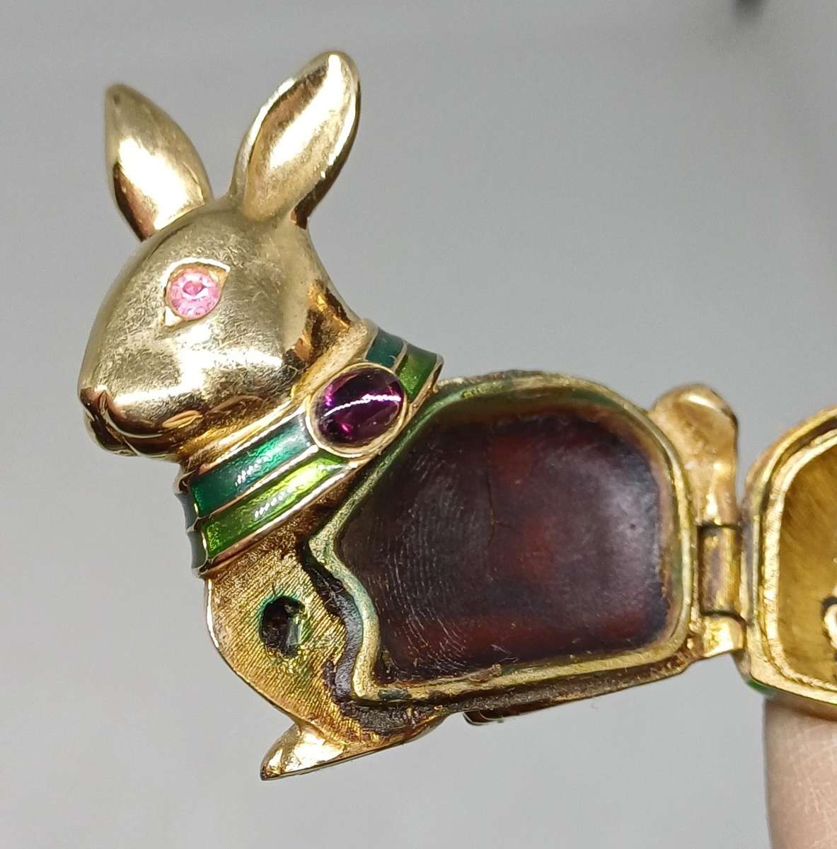 Collectable Solid perfume compact from 1992