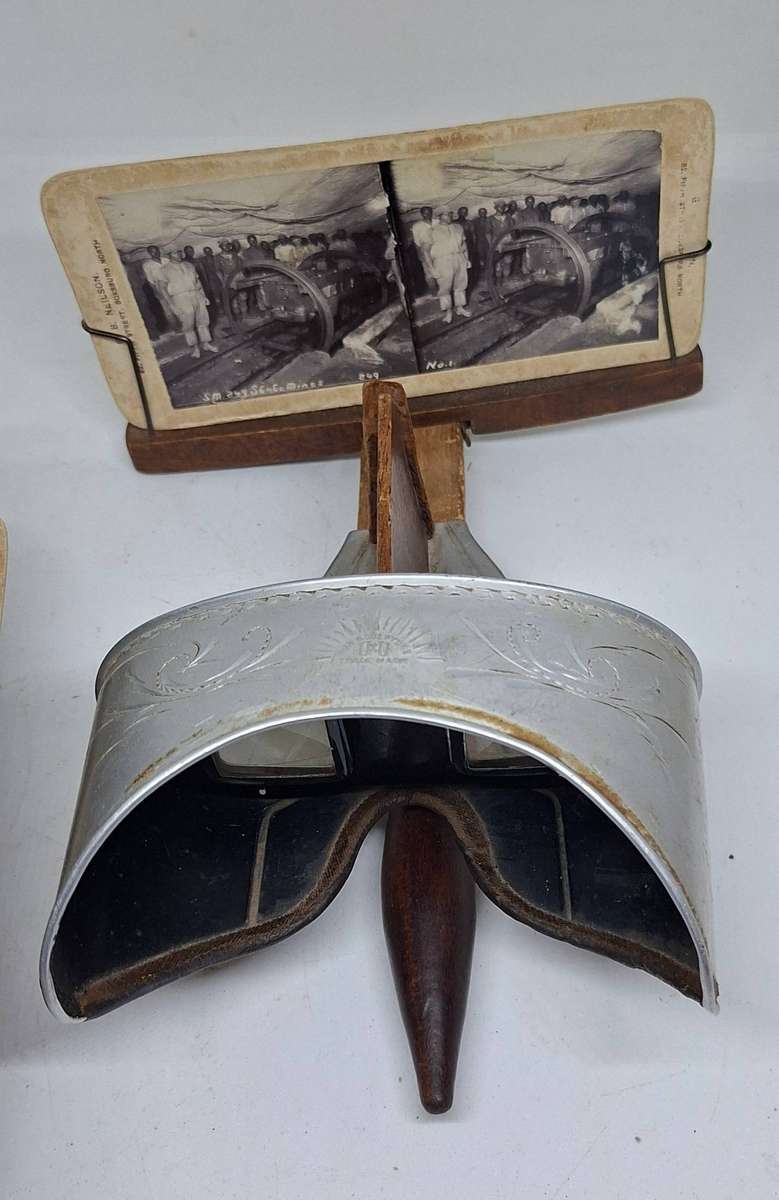 Original Vintage stereoscope viewer with 76 photos