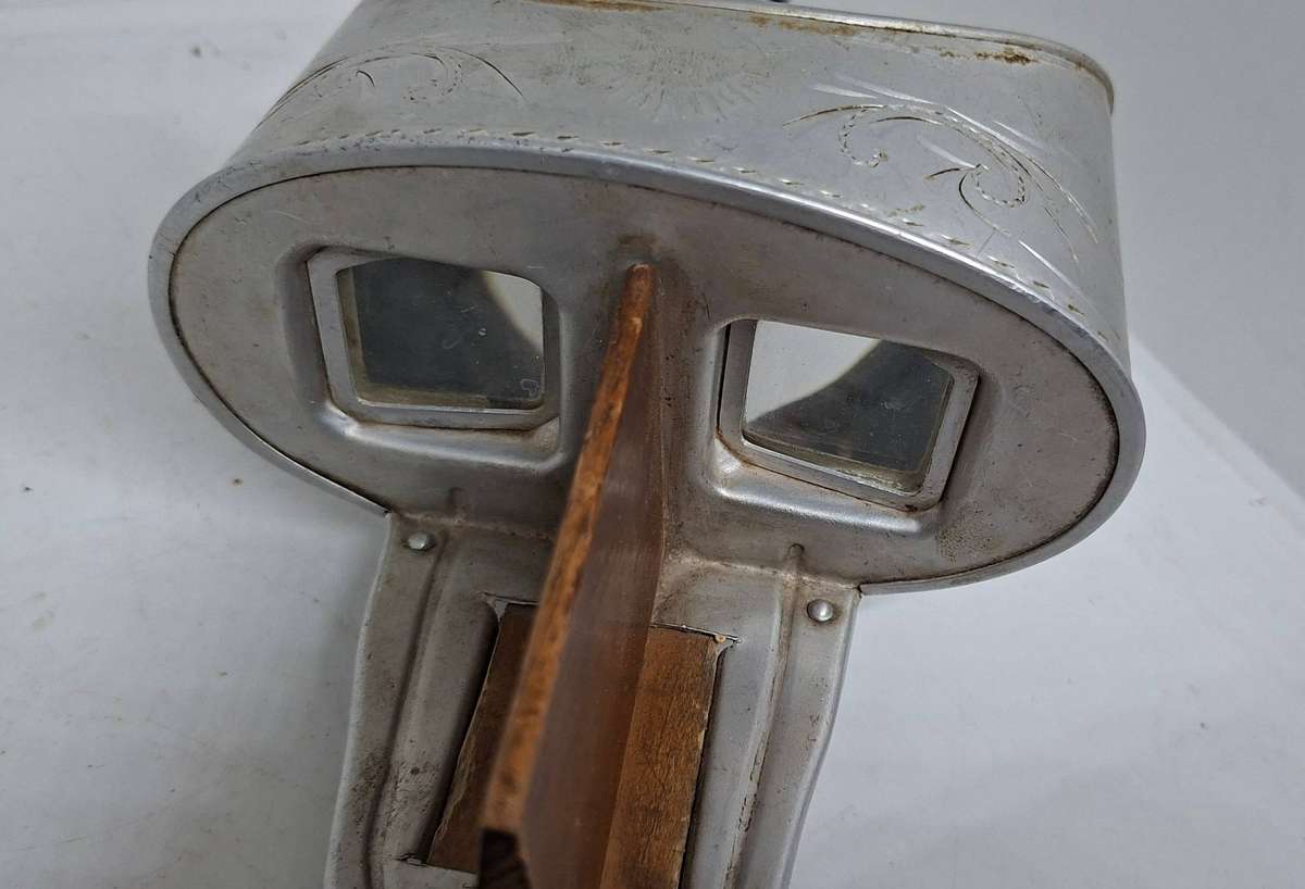 Original Vintage stereoscope viewer with 76 photos