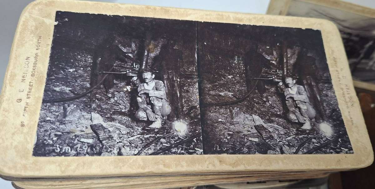 Original Vintage stereoscope viewer with 76 photos