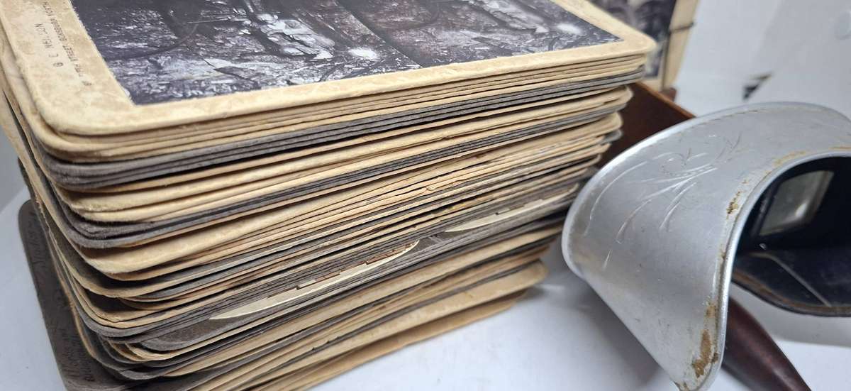 Original Vintage stereoscope viewer with 76 photos