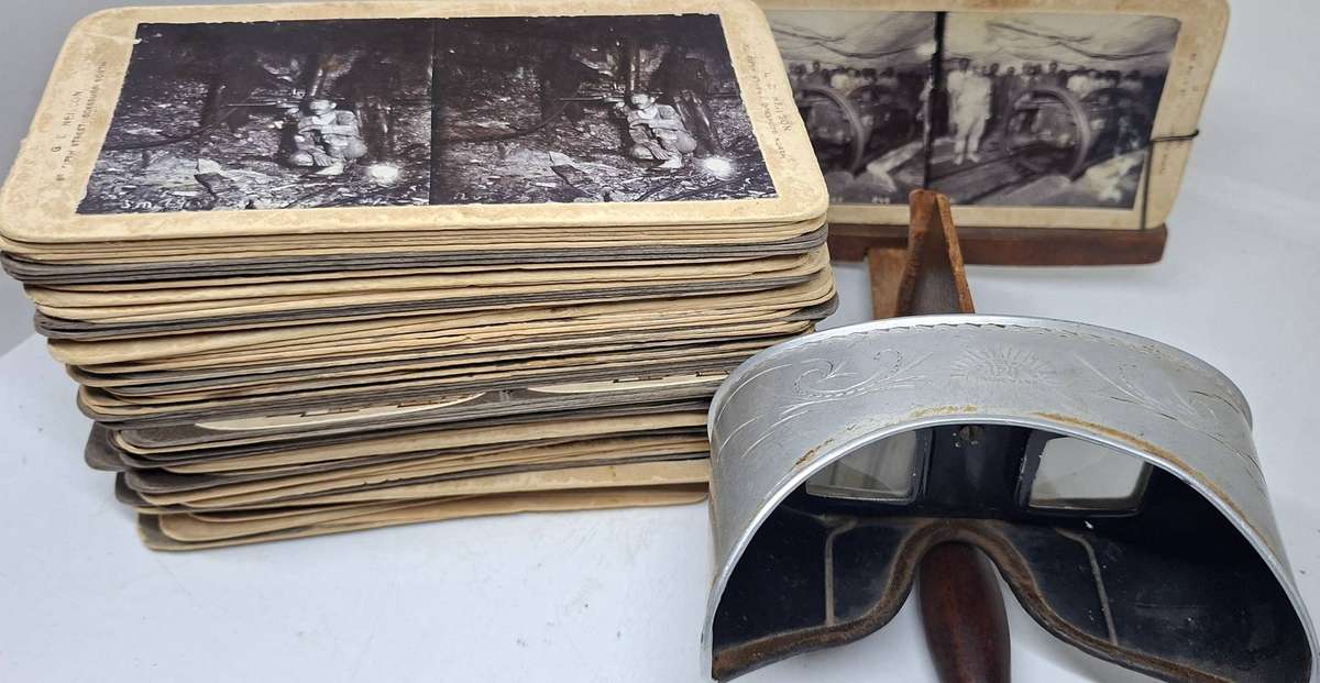 Original Vintage stereoscope viewer with 76 photos
