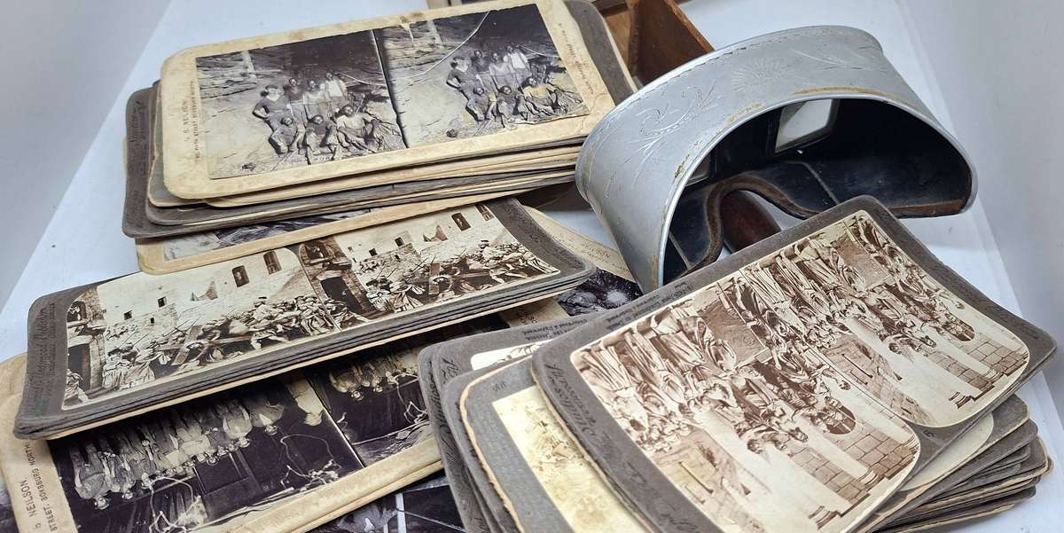 Original Vintage stereoscope viewer with 76 photos