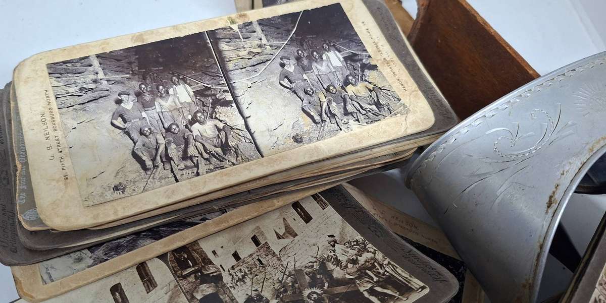 Original Vintage stereoscope viewer with 76 photos