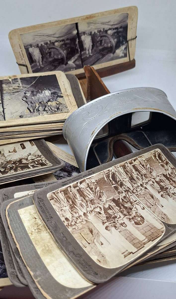 Original Vintage stereoscope viewer with 76 photos